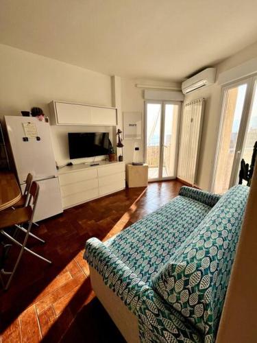Piani di VallecrosiaにあるCasa Solymarのリビングルーム(ベッド1台、冷蔵庫付)