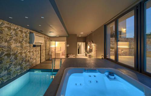 VrhにあるStunning Home In Vrh With Saunaの大きなバスルーム(バスタブ付)