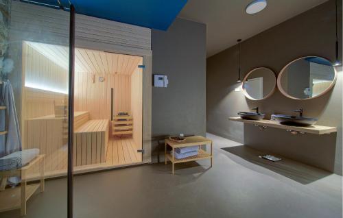 VrhにあるStunning Home In Vrh With Saunaの浴槽、洗面台、鏡のあるバスルーム
