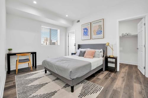 Giường trong phòng chung tại Spectacular Rooftop View House