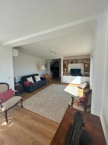 a living room with a couch and a table at Casa do Beco in Moninho