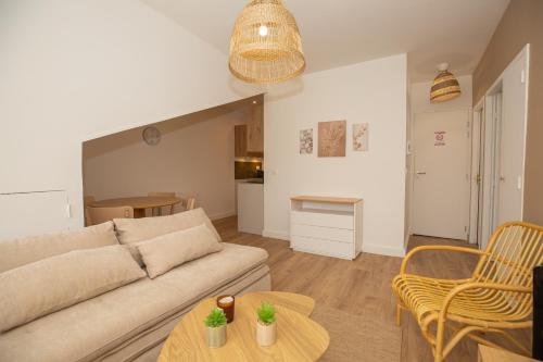 un salon avec un canapé et une table dans l'établissement Le Refuge - Au coeur de Dax, à Dax