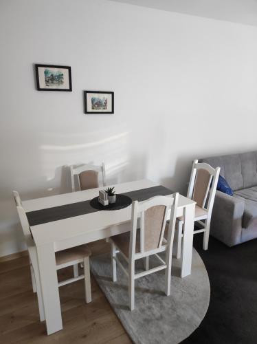 Ruang duduk di Apartman "Planinska ruža"