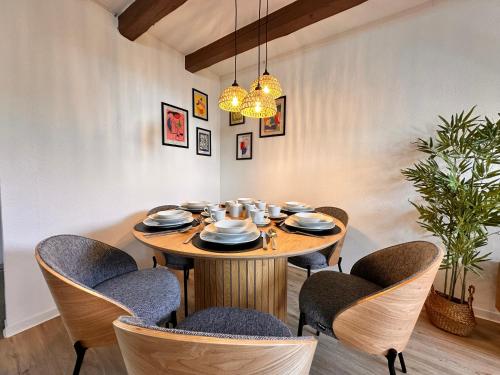 a dining room with a wooden table and chairs at YourFavoriteBed Designerapartments Zwickau Zentrum in Zwickau