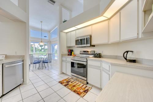 Η κουζίνα ή μικρή κουζίνα στο Golf, Swim, Relax Rotonda West Home with Pool