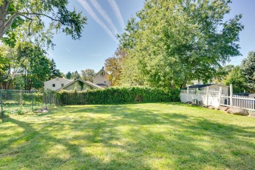 Κήπος έξω από το 4 Mi to NYC, Shared Yard Englewood Apartment!