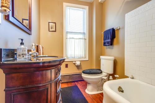 Bilik mandi di 6 Mi to Hickory Run Park Victorian Home with Porch