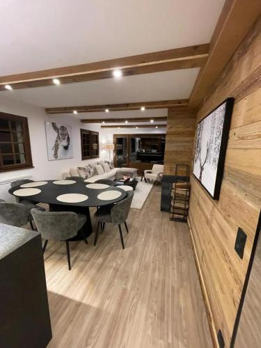 un salon avec une table et un canapé dans l'établissement Appartement chaleureux à Megève - 80 m² avec jardin et cheminée., à Megève