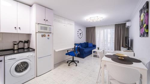 Calle Pedro Lorca Spacious Studio near Del Cura Beach , seafront with many reastoraunts, supermarket Masymas and pharmacy 24h