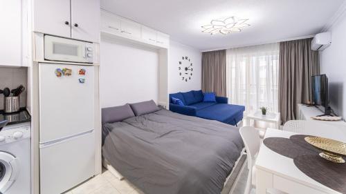 Calle Pedro Lorca Spacious Studio near Del Cura Beach , seafront with many reastoraunts, supermarket Masymas and pharmacy 24h