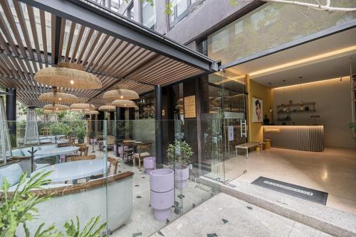 a building with a restaurant with tables and chairs at Cuadra 134 Residencial Condesa in Mexico City