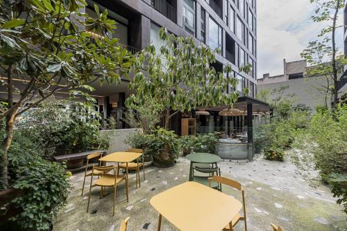 a courtyard with tables and chairs in front of a building at Cuadra 134 Residencial Condesa in Mexico City