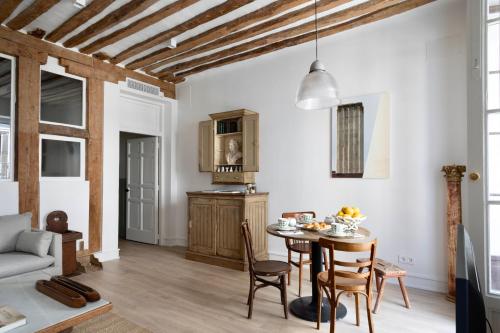 a kitchen and living room with a table and chairs at Apartamentos Principe 7 in Madrid