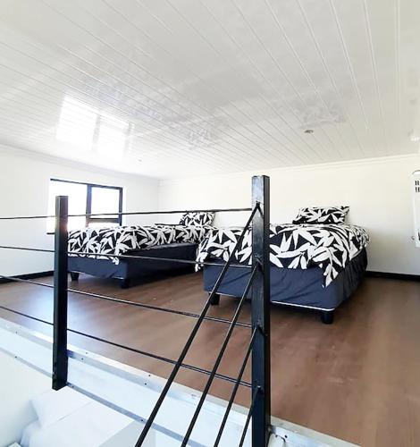 a bedroom with two beds in a room at Aqua Breeze in Cape Town