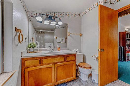Ένα μπάνιο στο Near Northstar Wooded Retreat with Deck & Loft