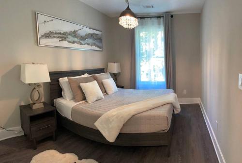 Ένα ή περισσότερα κρεβάτια σε δωμάτιο στο Charming Gainesville Townhome 1
