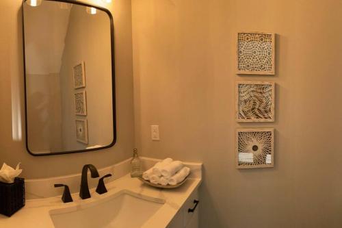 Ένα μπάνιο στο Charming Gainesville Townhome 1