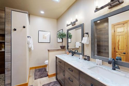 Un baño con dos lavabos y un inodoro. en McCall Calling, en McCall