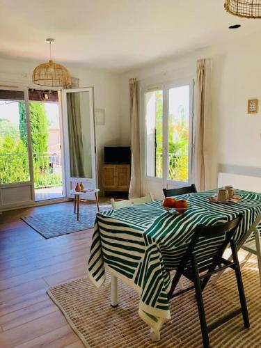 - un salon avec une table au milieu dans l'établissement Lou Niú - le T3, à La Ciotat