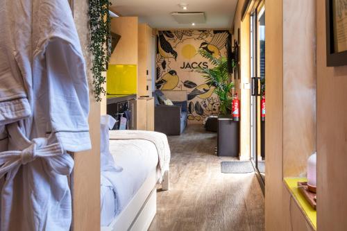 Una cama o camas en una habitación de The Birdbox - Unique Hot Tub Cabin in Millport