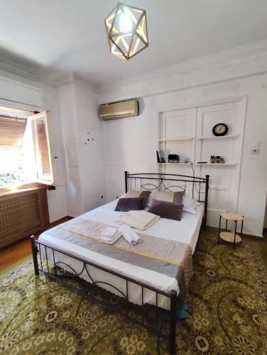 un dormitorio con una cama en una habitación en 雅典市电影舒适酒店公寓, en Atenas