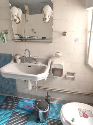 un baño con lavabo e inodoro en 雅典市电影舒适酒店公寓, en Atenas