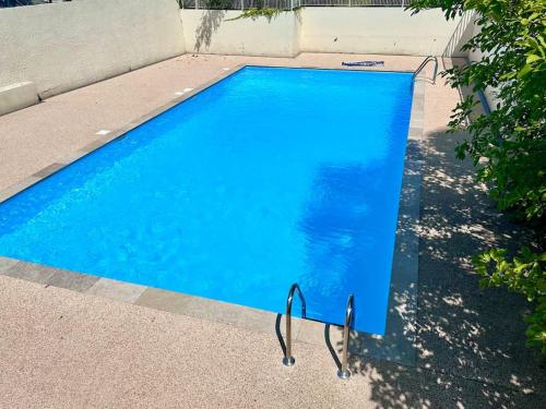 - une piscine avec une paire de lunettes dans l'établissement Charmant T2 terrasse, garage, à Villeurbanne