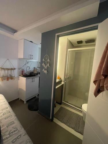 La salle de bains est pourvue d'une douche à l'italienne et de toilettes. dans l'établissement Paris studio, à Bagnolet
