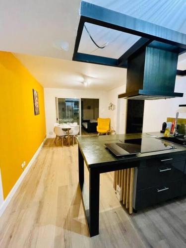 a kitchen with a black counter top in a room at Location T2 idéalement située in Bois de Nèfles