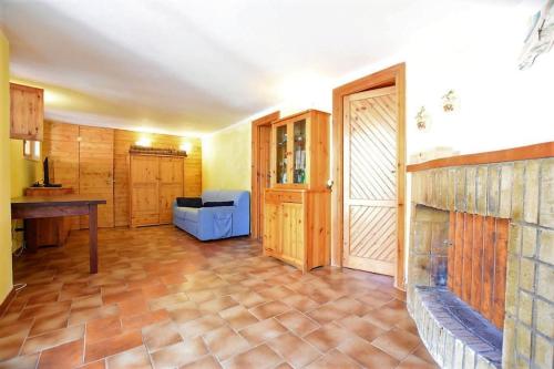 a living room with a fireplace and a couch at Trilocale a 80 mt dal mare in Platamona