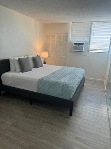 ホノルルにある28th Floor Breathtaking Ocean View with a Kitchen-Free Parking-Corner Unit-King Bedの部屋の中に大きなベッドがある寝室