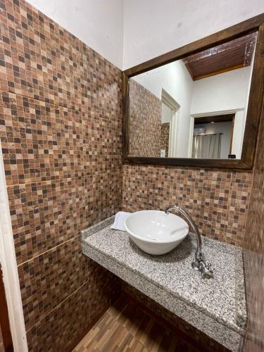 プエルトイグアスにあるHotel Don Raulの洗面台と鏡のあるバスルーム