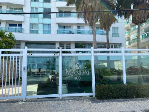 ein Schild für ein Nantai-Gasthaus vor einem Gebäude in der Unterkunft Condomínio MANDAI Apto 305 B Lateral em frente ao mar in Cabo Frio