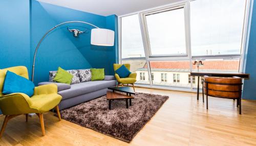 een woonkamer met een bank en een tafel bij Abieshomes Serviced Apartments - Votivpark in Wenen