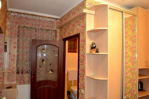a room with a door and floral wallpaper at Zlata Praha in Mukacheve