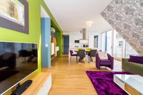 un soggiorno con divano e una sala da pranzo di Abieshomes Serviced Apartments - Votivpark a Vienna