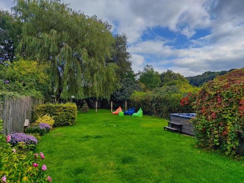 a yard with a green lawn with a picnic table at King Arthur's Rest House, Hot Tub & Garden Sleeps 10 in South Cadbury
