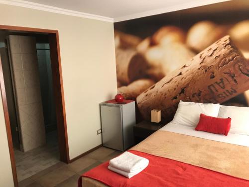 una camera da letto con un letto e un dipinto sul muro di Edificio Terravina a Tarija