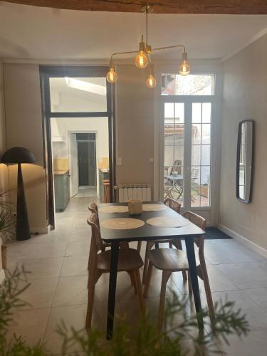 une salle à manger avec une table et quelques chaises dans l'établissement La Fresque, T2 Moderne, Centre, à Arras