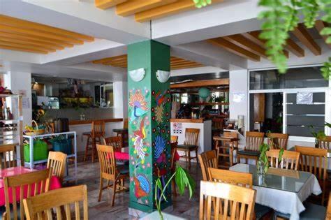 a restaurant with a table and chairs and tables and chairs at Hotel Presidente Vicente Guerrero in Chilpancingo de los Bravos