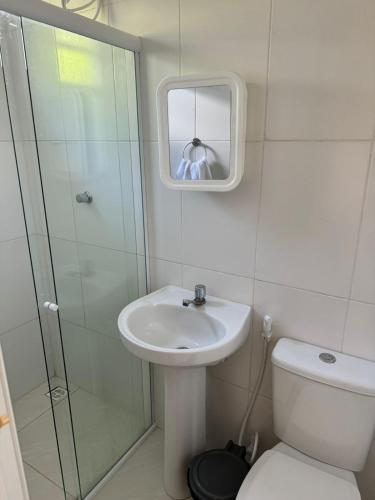 a bathroom with a toilet and a sink and a shower at Pousada Horizonte in Ilha de Boipeba