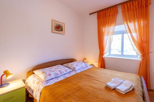 Postel nebo postele na pokoji v ubytování Apartment Zarace - Gdinj 2047b