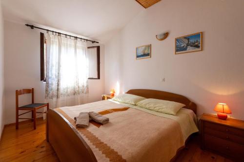 sypialnia z łóżkiem i dwoma ręcznikami na nim w obiekcie Seaside holiday house Cove Zarace - Gdinj, Hvar - 2048 w mieście Gdinj