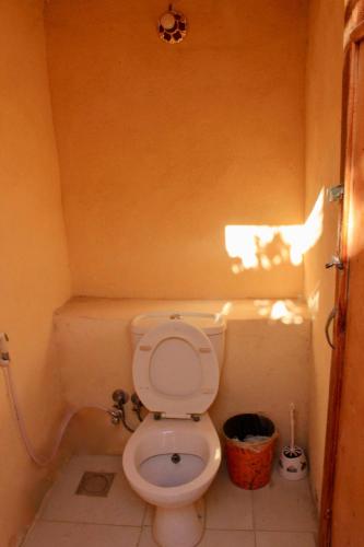a bathroom with a white toilet in a room at Tunis Camp Fayoum in Tunis