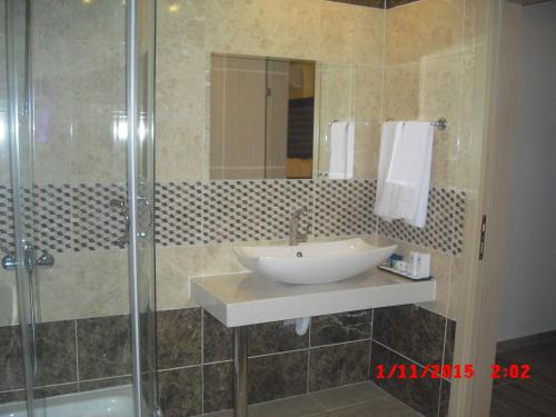 a bathroom with a sink and a shower at Pamukkale Termal Ece Otel in Pamukkale
