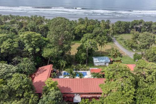 an aerial view of a resort with the ocean in the background at Hotel Playa Bejuco in Esterillos Este