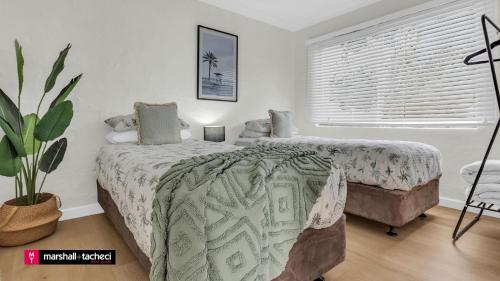 Postel nebo postele na pokoji v ubytování What A View Unit4 120 Lamont St Bermagui Holiday Unit