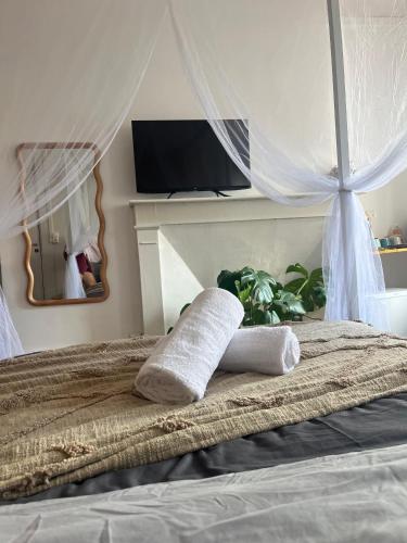 a bedroom with a bed with two towels on it at Le Rêve Cosy, Studio Équipé in Arras