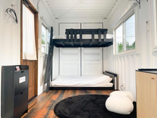 a bedroom with a bunk bed in a tiny house at コンテナホテルハコネル in Shirahama