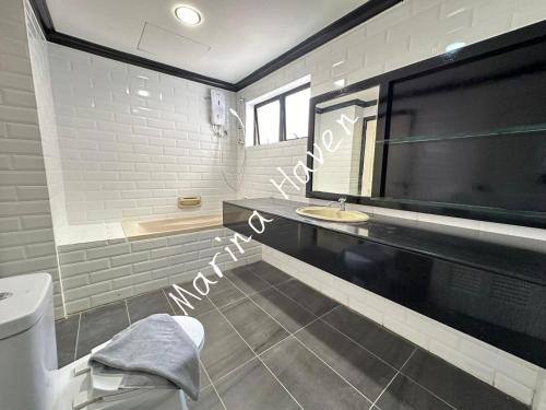 Ένα μπάνιο στο Kota Kinabalu Marina Haven Condo